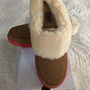 UGG Shoes - Ugg Girl’s I ❤️ Slippers Stripe Size 5 NEW UGG Shoes - Ugg Girl’s I ❤️ Slippers Stripe Size 5 NEW